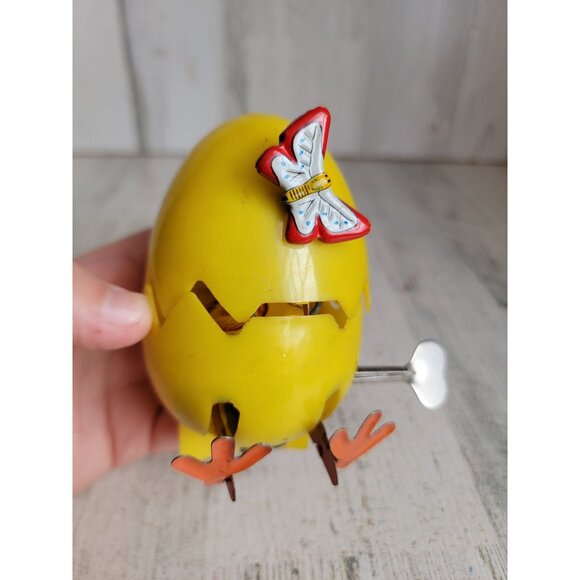 Vintage wind up hatching egg chick mechanical chicken baby hopping Easter decor - Picture 4 of 9